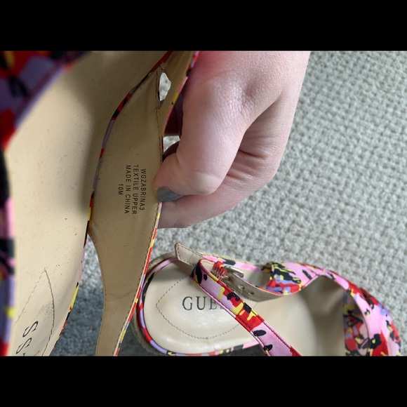 NWOT GUESS FLORAL WEDGES - Picture 3 of 3